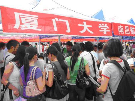 现场考生热情高涨(南昌)